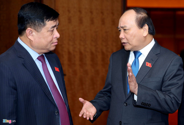 Thủ tướng Nguyễn Xuân Phúc trò chuyện cùng Bộ trưởng Kế hoạch và Đầu tư Nguyễn Chí Dũng.