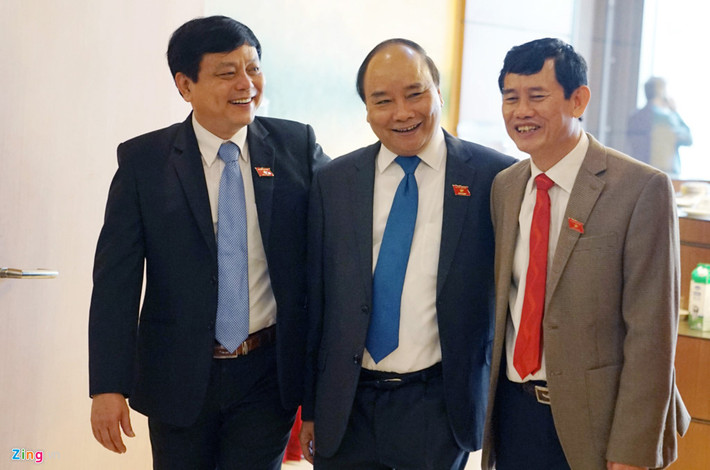 Trong giờ giải lao sau phiên họp trù bị sáng 22/5, các đại biểu vui mừng gặp gỡ tại hành lang hội trường.