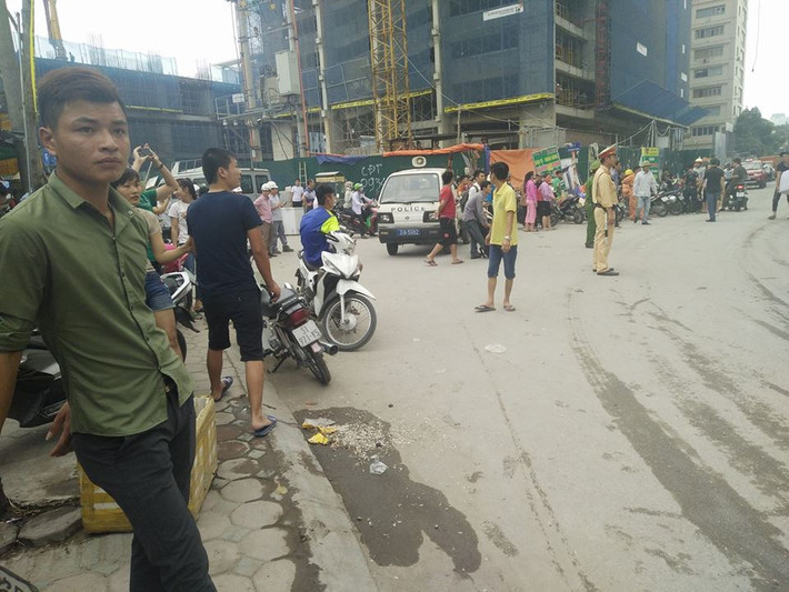 Rất đông người dân hiếu kỳ tụ tập quanh hiện trường vụ cháy.