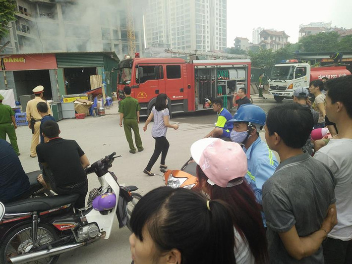 Nhiều xe cứu hòa được điều động đến hiện trường vụ cháy trên đường Nguyễn Hoàng. Tuy nhiên, do ngọn lửa cháy quá lớn nên đến 15h, cứu hỏa vẫn chưa dập được lửa.