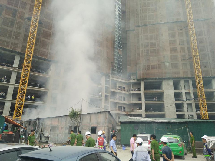 Khoảng 13h20 ngày 29/5, một vụ cháy lán công nhân trên đường Nguyễn Hoàng (Mỹ Đình, Hà Nôi, đối diện với chợ Mỹ Đình) xảy ra khiến nhiều người bỏ chạy tán loạn.