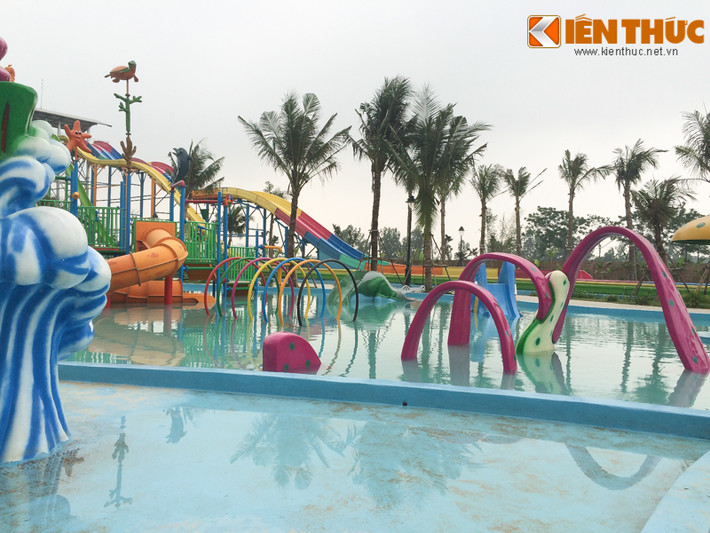 Trước một số phản ánh của khách hàng về chất lượng dịch vụ không như quảng cáo, tồn tại một số bất cập khiến du khách không hài lòng, nhiều du khách ở xa đến nhưng đành phải ra về vì không mua được vé, giá vé ngày khai trương bị đội lên so với thông báo trước đó... phóng viên đã nhiều lần liên hệ với ban quản lý khu du lịch quốc tế Tuần Châu Hà Nội (thuộc tập đoàn Tuần Châu) song số máy liên lạc luôn bận.