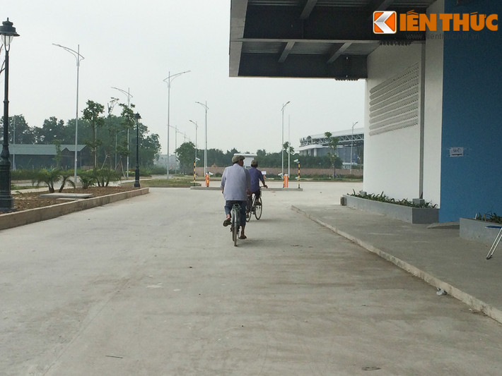 Tuy nhiên, do thông tin đóng cửa đến 1/6 không được ban quản lý ở đây thông báo rộng rãi và không giống với những gì quảng cáo trước đó nên vẫn có nhiều vị khách cất công đến rồi phải chưng hửng về không. Trong hình là hai vị khách cao tuổi sau nhiều lần hỏi quản lý mua vé vào cửa đã phải ra về với "lời hẹn tới 1/6".