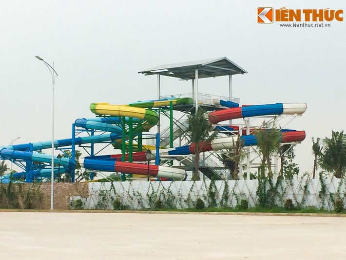 Hàng trăm người ấm ức ra về vì không được trải nghiệm những dịch vụ tại đây.
