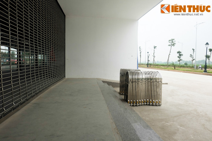 Theo ghi nhận của phóng viên, sáng 4/5, khu nhà chính đón khách và bán vé của Khu du lịch quốc tế Tuần Châu Hà Nội đã không còn bất kỳ hoạt động nào.