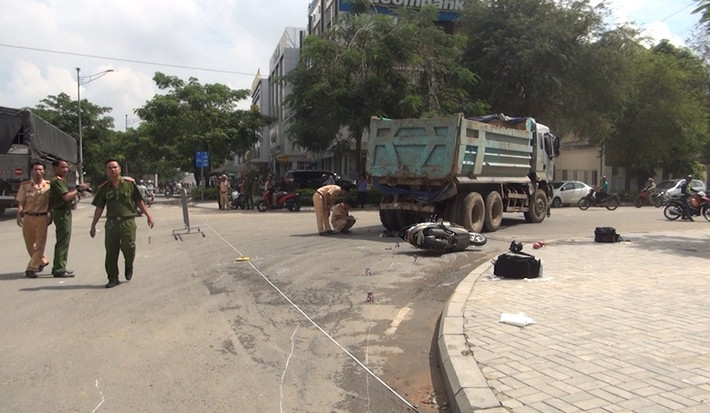 Ngày 8/5, một vụ tai nạn thương tâm xảy ra khiến một phụ nữ tử vong tại chỗ. Thông tin cho biết, sau khi đưa con đi học, chị H. điều khiển xe đi làm. Tuy nhiên, đến đoạn cách cầu Rạch Đĩa khoảng 200m (thuộc huyện Nhà Bè) thì va chạm với xe tải. Vụ tai nạn khiến chị H. ngã xuống đường, bị bánh xe cán qua người tử vong. Ảnh: Vietnamnet.