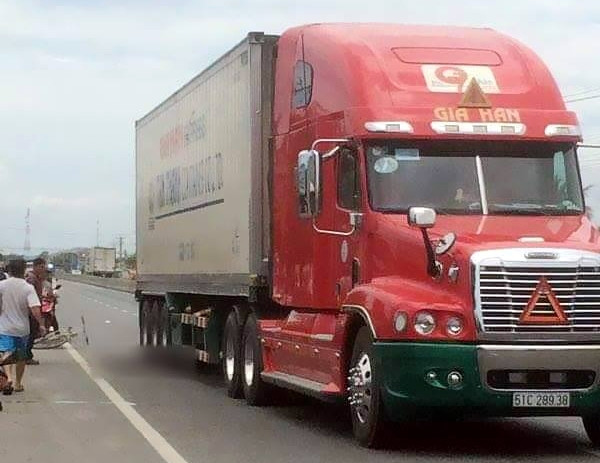 Vào lúc 11h30 ngày 8/5, trên QL1 đoạn đi qua xã Hàm Kiệm, huyện Hàm Thuận Nam tỉnh Bình Thuận đã xảy ra vụ tai nạn giao thông khiến em K.(12 tuổi, học sinh lớp 6) tử vong tại chỗ. Vụ tai nạn thương tâm xảy ra khi K. đang trên đường đi học về bằng xe đạp đúng lúc gió lớn khiến em lảo đảo rồi ngã vào bánh sau xe đầu kéo container chạy cùng chiều. Ảnh: Lê Nghĩa.