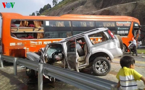 Thông tin trên VOV có đưa, chiều ngày 11/5, tại km 155+400 trên cao tốc Nội Bài – Lào Cai, đoạn qua địa bàn huyện Văn Yên, tỉnh Yên Bái đã xảy ra vụ tai nạn giao thông nghiêm trọng giữa xe ô tô khách giường nằm của hãng Sao Việt với một xe ô tô 7 chỗ. Cú va chạm khiến tài xế ô tô bị mắc kẹt và thương nặng, đưa đi cấp cứu. Ảnh: VOV.