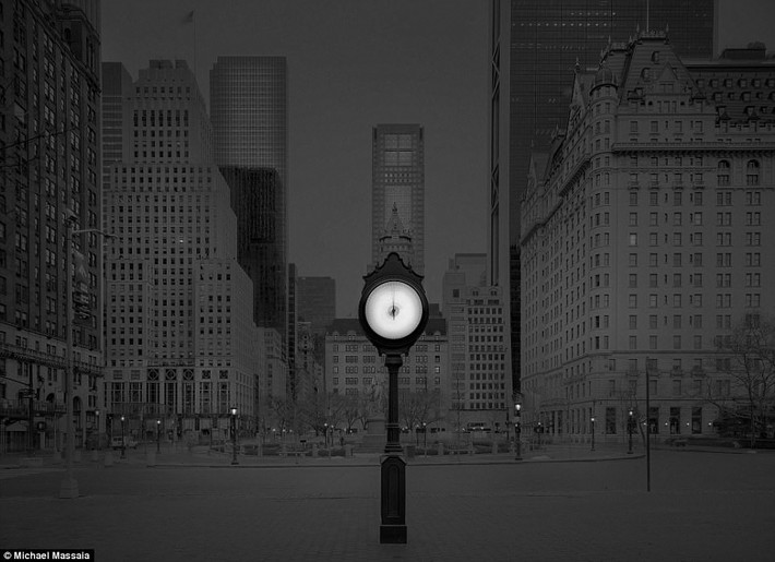 Khu vực phía trước khách sạn Plaza, New York ban ngày rất đông đúc, náo nhiệt, nhưng ban đêm thì lại không một bóng người.