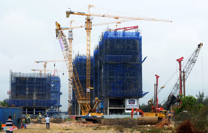 Siêu tổ hợp giải trí và du lịch Cocobay Đà Nẵng đang đẩy nhanh tiến độ để kịp hoàn thành giai đoạn 1 phục vụ Tuần lễ Cấp cao APEC. Công trình được xây trên diện tích 31 ha ở phường Hòa Hải, quận Ngũ Hành Sơn, cạnh hai sân golf và sông Cổ Cò.