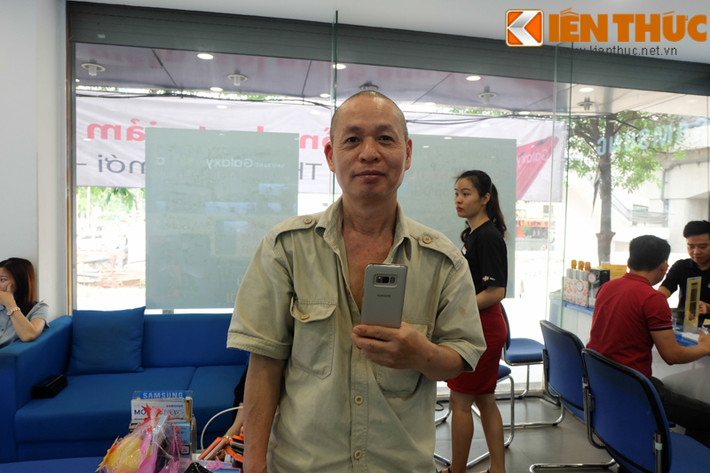 Chú Phương (một khách hàng - trú tại Đống Đa, Hà Nội) đến mua điện thoại từ 9h sáng và khá vui mừng khi nhận chiếc điện thoại mới của Samsung.