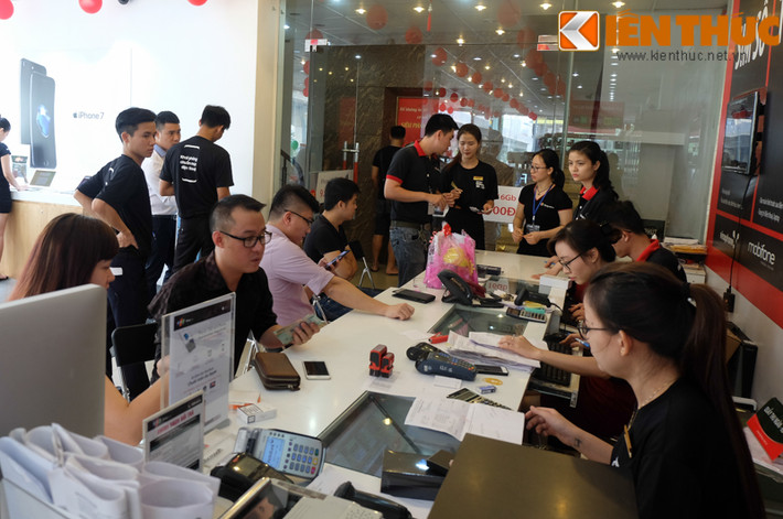 Hai siêu phẩm mới nhất của hãng điện tử Samsung đã chính thức lên kệ ở Hà Nội vào sáng nay (ngày 5/5). Tại nhiều hệ thống cửa hàng phân phối chính hãng sản phẩm, rất đông khách hàng đến mua và trải nghiệm Samsung Galaxy S8 và Samsung Galaxy S8 plus.