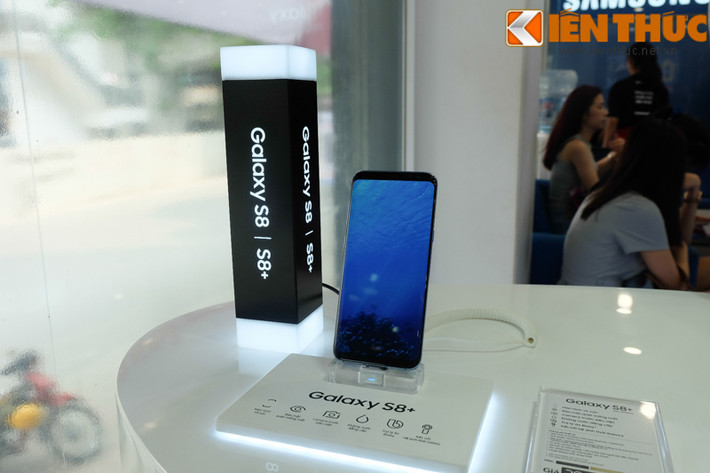 Theo quan sát của phóng viên, sáng nay, Samsung Galaxy S8+ được nhiều khách đặt mua hơn so với chiếc S8.