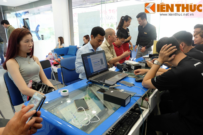 Các vị khách mua bộ đôi smartphone mới của Samsung chia sẻ, họ đã đặt mua máy từ trước và chờ đến ngày bán chính thức để nhận máy. Theo quan sát, do đặt máy từ trước và cửa hàng phân thành nhiều khu để trả máy, giới thiệu sản phẩm nên dù khách đông nhưng không có cảnh chen lấn khi mua "hàng nóng" của Samsung trong sáng nay.