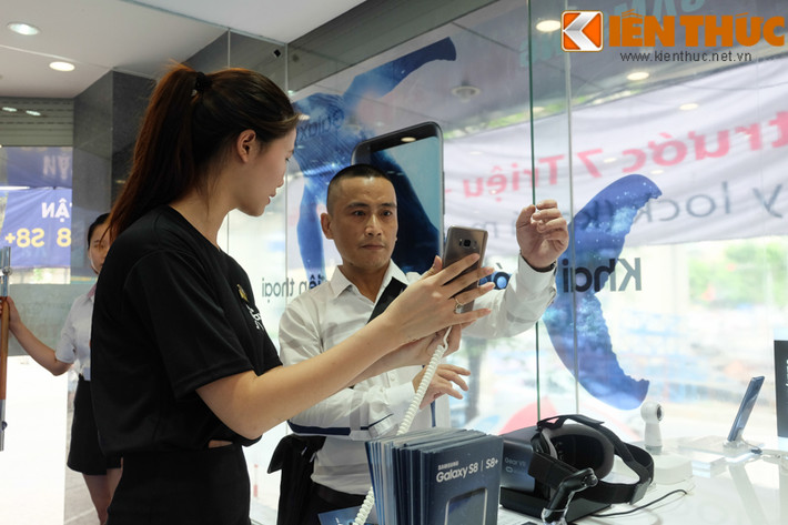 Một vị khách quan tâm đến sản phẩm Samsung S8 và S8+.