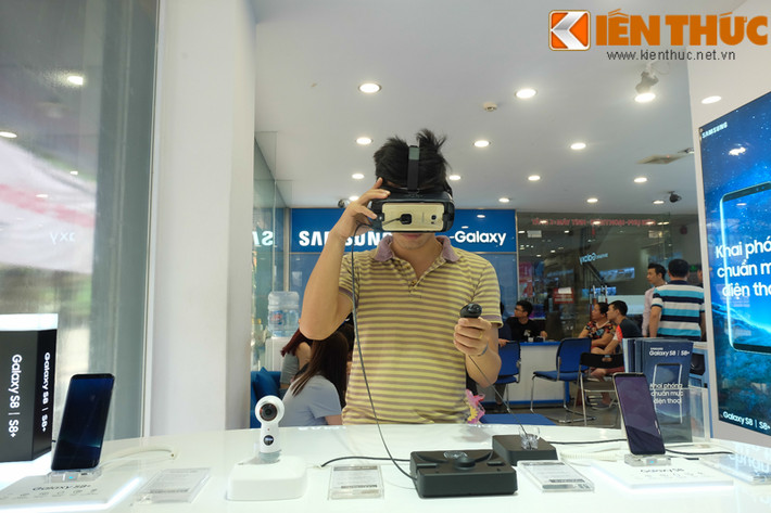Kính thực tế ảo Gear VR sẽ có thêm thiết bị cầm tay để chơi game. Một khách hàng đang trải nghiệm kính thực tế ảo Gear VR 360 và chiếc Samsung mới nhất hiện nay.