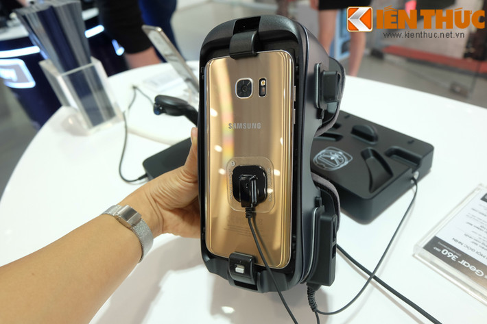 Ngoài Galaxy S8/S8+, Samsung còn giới thiệu đến thị trường Việt Nam bộ phụ kiện và các thiết bị mới trong hệ sinh thái Galaxy như Gear VR, Gear 360.