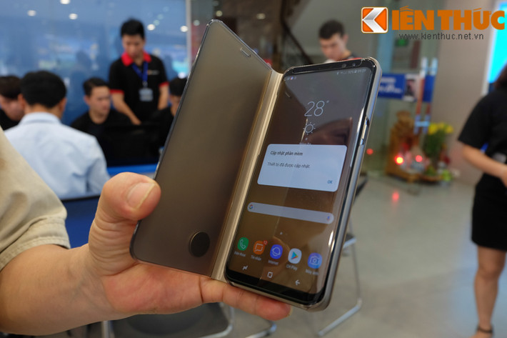 Vì thế, dù có kích thước lên tới 6,2 inch nhưng chiếc điện thoại trông vẫn rất gọn và cảm giác cầm trên tay khá chắc chắn.