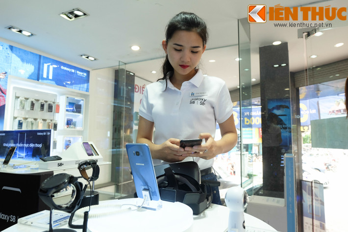 Tại Việt Nam, Samsung Galaxy S8 và S8+ sẽ có 3 màu: đen huyền bí, vàng hổ phách và xanh san hô.