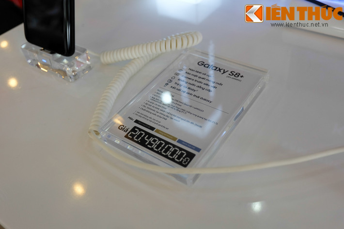 Sau đợt hàng đầu tiên (ngày 21/4) được phát hành cho những thị trường Hàn Quốc, Mỹ, Trung Quốc với mức giá 750 USD (khoảng 17 triệu đồng) dành cho Galaxy S8, và giá 850 USD (19,3 triệu đồng) cho Galaxy S8+. Bộ đôi smartphone này cập bến thị trường Việt Nam với giá lần lượt là 18,49 triệu đồng đối với Galaxy S8 và 20,49 triệu đồng dành cho Galaxy S8+.