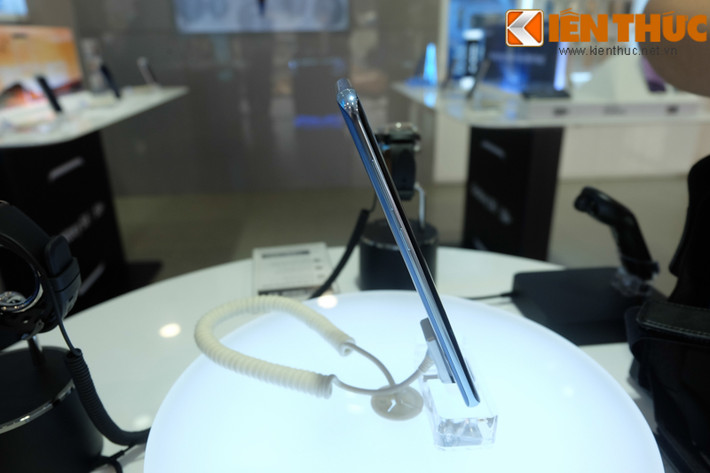 Về cấu hình, Galaxy S8 được cài sẵn Android 7.0, dùng vi xử lý 10 nm đầu tiên trên thế giới. Thanh RAM 4 GB, bộ nhớ trong 64 GB, pin 3.000 và 3.500 mAh, hỗ trợ sạc nhanh không dây.
