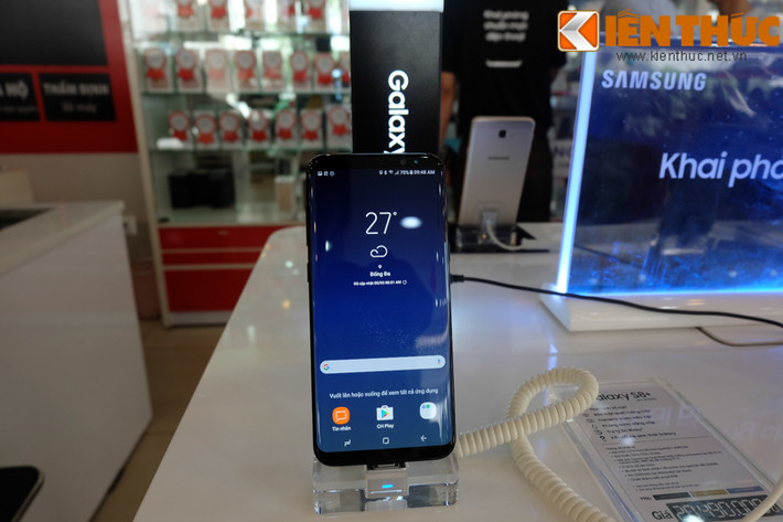 Điểm thu hút của bộ đôi Samsung Galaxy mới năm nay là thiết kế hoàn toàn mới với màn hình vô cực (Infinity Display), có các đường viền bao quanh rất mỏng, được bo cong tràn hai viền. Màn hình tỷ lệ 18,5:9 thay vì tỷ lệ 16:9 như trước đây.