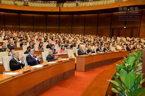 Một trong những thông tin nóng tuần qua đó là ngày 22/5, tại Hội trường Diên Hồng - Nhà Quốc hội, Hà Nội, Kỳ họp thứ 3, Quốc hội khóa XIV khai mạc dưới sự chủ trì của Chủ tịch Quốc hội Nguyễn Thị Kim Ngân. Theo đó, Quốc hội tập trung xem xét, thông qua 13 dự án luật, 5 dự thảo nghị quyết. Quốc hội cũng sẽ dành thời gian cho ý kiến về 5 dự án luật khác... Ảnh: Quốc hội.
