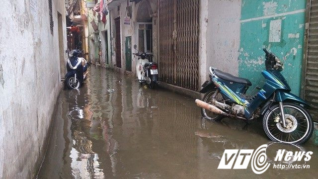 Một con ngõ trên đường Trường Chinh nước ngập sâu đến nửa mét.