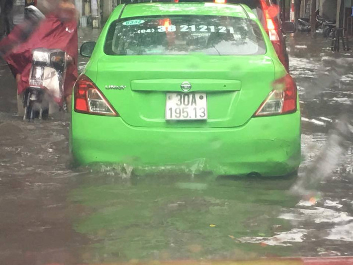 Nước ngập gần hết bánh xe ô tô.