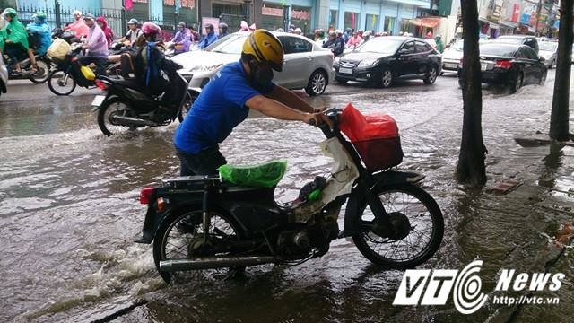 Một chiếc xe bị chết máy phải dắt bộ.