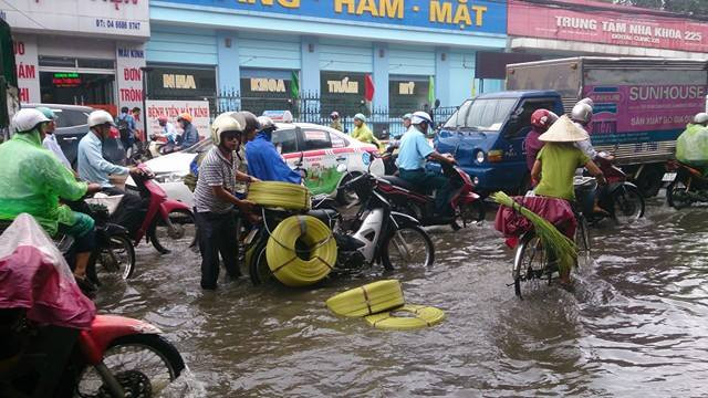 Một phuơng tiện chở hàng ngập trong nuớc bị chết máy.
