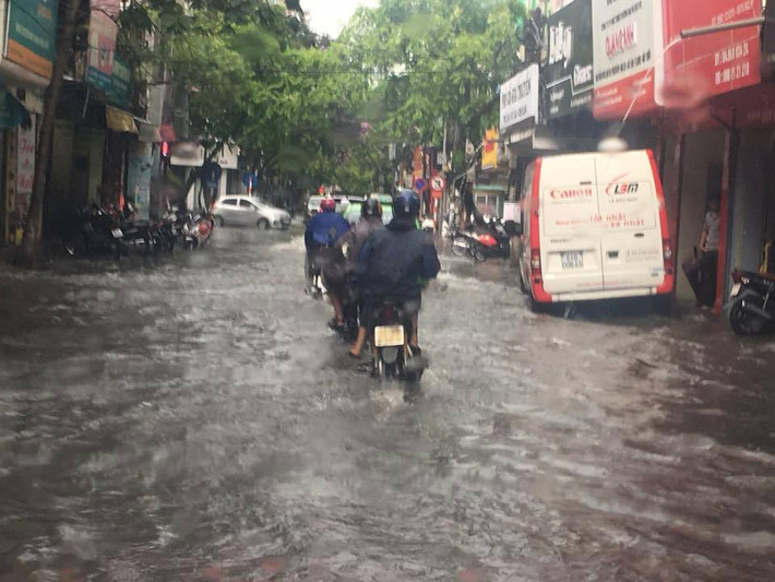 Các phương tiện đi lại gặp nhiều khó khăn vì đường phố ngập nước.