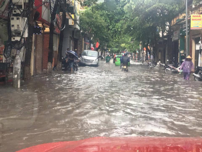 Nhiều tuyến phố Hà Nội bị ngập sâu trong nước.