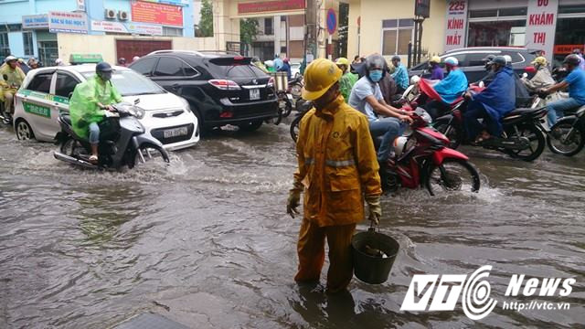 Một nhân viên công ty câp thoát nuớc cho biết, đơn vị này đã huy động 100 nhân viên ra giải quyết các điểm ngập úng giúp nguời dân đi lại an toàn.