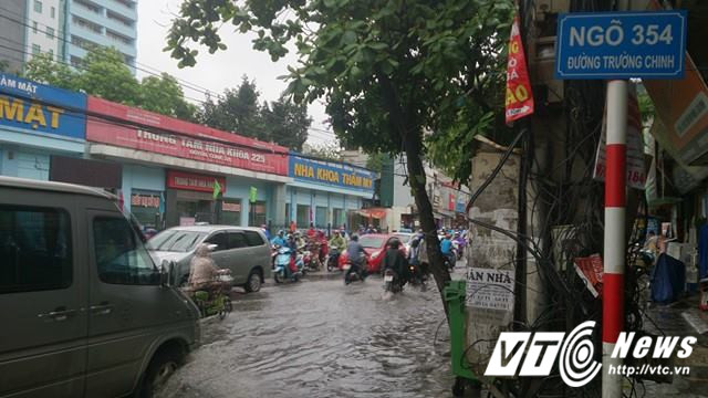 Ngõ 354 đường Truờng Chinh ngập trong nuớc.