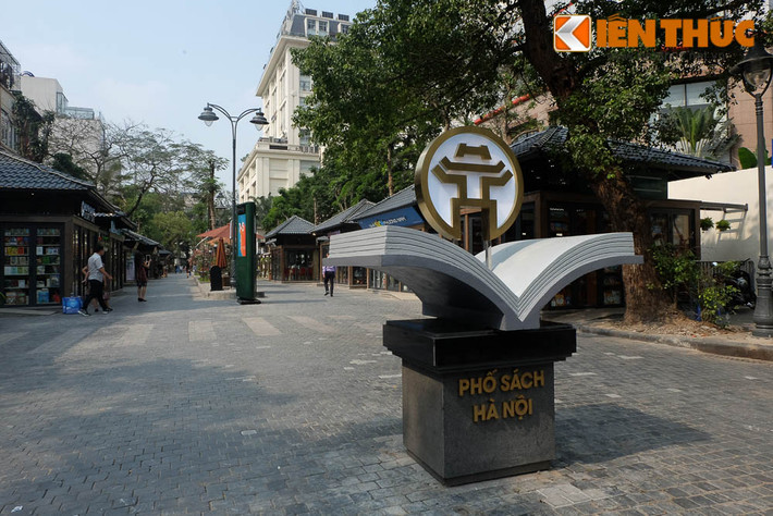 Phố sách nối hai tuyến phố Hai Bà Trưng và Lý Thường Kiệt. Trước khi được quy hoạch thành phố sách, nơi đây là bãi đỗ xe do Sở Giao thông Vận tải Hà Nội cấp phép. Hai đầu con phố được dựng biểu tượng phố sách, thu hút sự chú ý của người dân.
