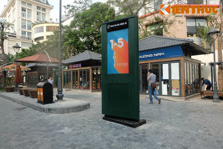 Tại hai đầu phố, ban quản lý đã lắp hai trạm tìm kiếm thông tin điện tử công cộng.