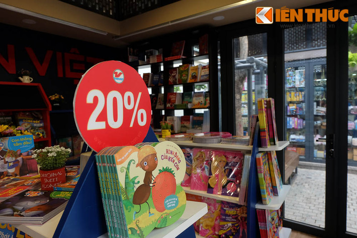Nhân dịp phố sách mở cửa, nhiều hiệu sách giảm giá sản phẩm từ 10-20% cho khách hàng.