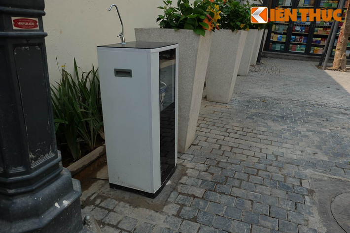 2 cây nước uống tại vòi để phục vụ người dân.