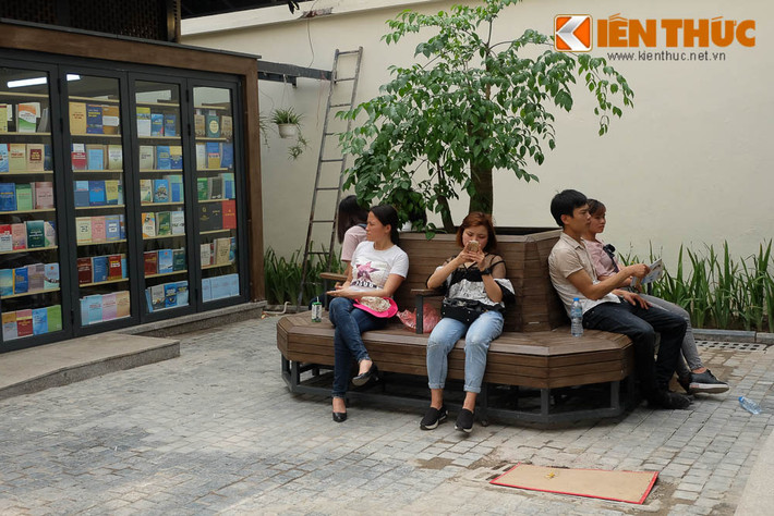 Giữa các hiệu sách là không gian ngồi nghỉ cho khách. Theo ban quản lý phố sách, tới đây sẽ lắp thêm hệ thống mái che tại các vị trí ngồi đọc sách.