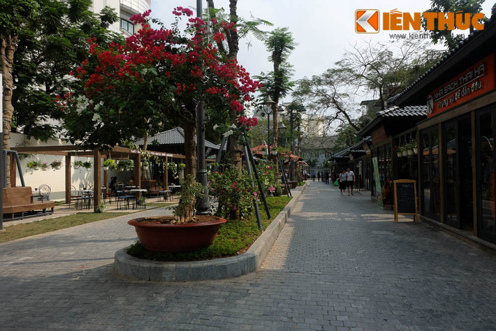 Nơi đây từng có khu mộ tập thể của nhiều chiến sỹ cảm tử, người dân trong những ngày tháng chiến tranh ác liệt năm 1945-1946. Do chợ tạm 19/12 được xây dựng tại nơi từng là ngôi mộ tập thể nên dân gian mới gọi như vậy.