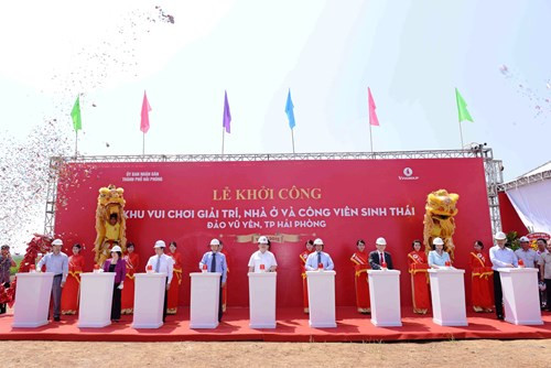 Vị tỷ phú đầu tư 19.000 tỷ đồng cho dự án đảo Vũ Yên.Quy hoạch khu vực này thành khu đô thị sinh thái bao gồm các biệt thự sinh thái, sân golf 36 lỗ, khu vui chơi giải trí và công viên sinh thái. Ảnh lễ khởi công dự án.