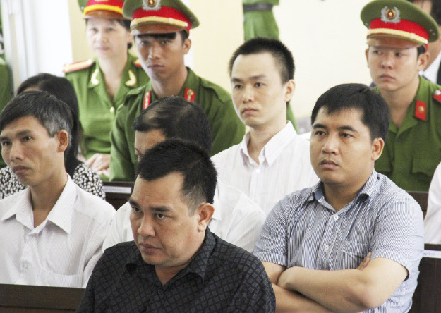 Sau khi vỡ nợ, cha con ông Lâm Ngọc Khuân - chủ tịch HĐQT kiêm tổng giám đốc công ty Phương Nam đã bỏ trốn, để lại số nợ khổng lồ và khiến nhiều cán bộ ngân hàng phải chịu trách nhiệm liên đới. Trong ảnh: các bị cáo tại phiên xét xử sơ thẩm. Bị cáo Lâm Minh Mẫn (hàng sau, áo trắng, đứng giữa) - nguyên Kế toán trưởng Công ty Phương Nam trong phiên xét xử. Ảnh: Lao Động.