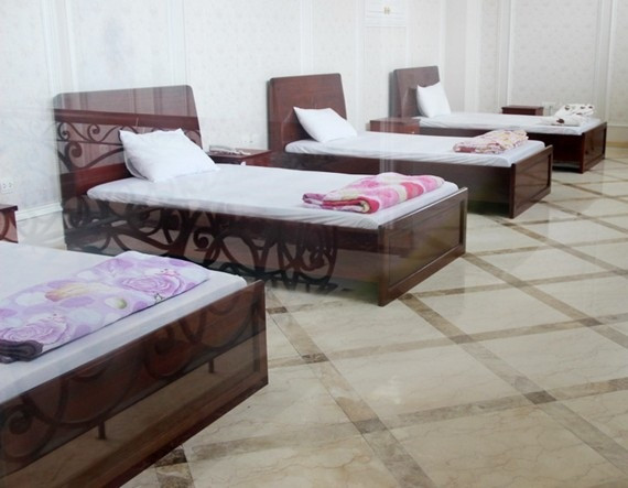 Nhiều căn phòng trong lâu đài đã được sắp xếp giường nghỉ cho khách. Tại thời điểm còn hoạt động, giá nghỉ tại phòng hạng sang này từ 1,8-2 triệu đồng. Ảnh: Zing.