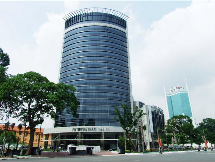 Cao ốc văn phòng Petrovietnam Tower do Tập đoàn Dầu khí Việt Nam là chủ đầu tư tọa lạc trên mặt tiền đường Lê Duẩn, Quận 1, TP HCM cũng là một trong những công trình hoành tráng.