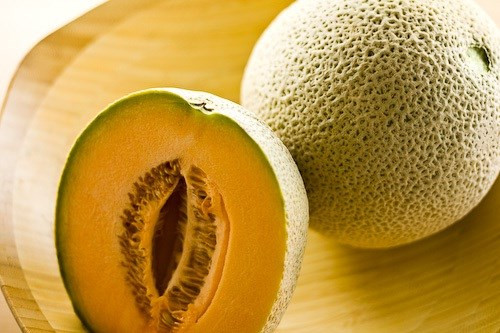 Ấn nhẹ lên vỏ dưa, nếu thấy có đàn hồi nhưng không quá mềm là tốt. Còn nếu vỏ cứng thì dưa chưa chín.