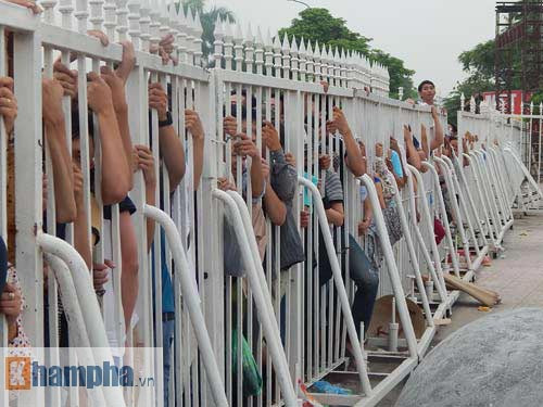 Cảnh tượng đông "khó đỡ" của dòng người hâm mộ đi mua vé.