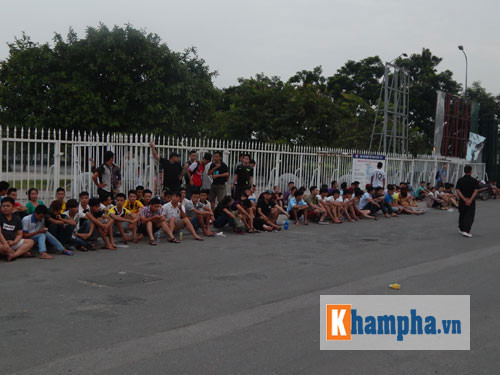 Trước đó, từ 2-3h sáng, rất đông các cổ động viên đã có mặt bên ngoài sân vận động Mỹ Đình để chờ đến giờ mở cửa, mua vé.