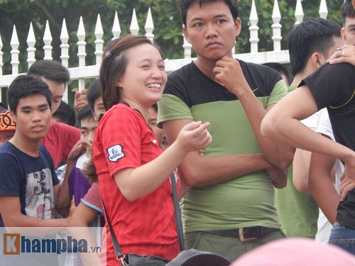 Cổ động viên của quỷ đỏ MU xếp hàng mua vé xem kình địch nửa Man xanh gặp tuyển Việt Nam tại sân Mỹ Đình.