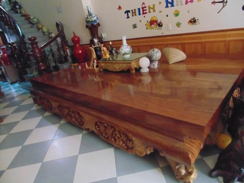 Ngoài thú vui "ngốn tiền" là đeo vàng trên người, vị đại gia này còn sở hữu cho mình ngôi nhà 3 tầng khang trang với nhiều đồ vật có giá trị. Trong hình là bộ sập có giá trị trên 200 triệu đồng.
